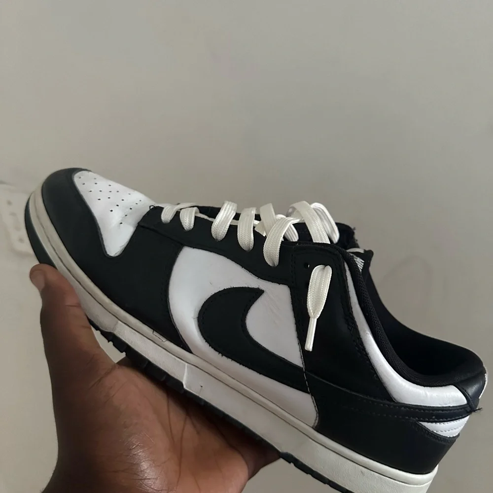 Panda Nike dunks come with original laces - Picture 2 of 4